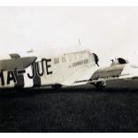2 darab fotó, Junkers repülőgép vitéz Szentkirályi Dezső felitattal, Budaörs, Magyar Légiforgalmi Rt., repülőtér, HA-JUE lajstromjel, jármű, közlekedés, Horthy-korszak, 1930-as évek, Eredeti fotó, papírkép. 