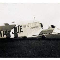   2 darab fotó, Junkers repülőgép vitéz Szentkirályi Dezső felitattal, Budaörs, Magyar Légiforgalmi Rt., repülőtér, HA-JUE lajstromjel, jármű, közlekedés, Horthy-korszak, 1930-as évek, Eredeti fotó, papírkép. 