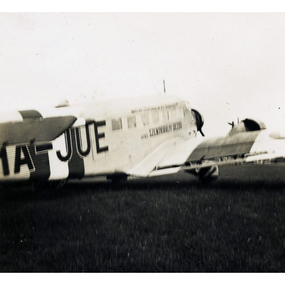 2 darab fotó, Junkers repülőgép vitéz Szentkirályi Dezső felitattal, Budaörs, Magyar Légiforgalmi Rt., repülőtér, HA-JUE lajstromjel, jármű, közlekedés, Horthy-korszak, 1930-as évek, Eredeti fotó, papírkép. 