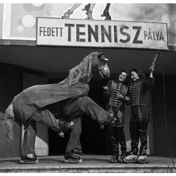 Szendrő István jelzetlen fotónegatívja, Elek István, Ormos Ernő korcsolyabajnokok görkorcsolya  társulata, „Crasy Horse”, ló görkorcsolyán, Budapest, Városliget, Angol Park, fedett teniszpálya, reklám, sport, cirkusz, színház, művész, Horthy-korszak,