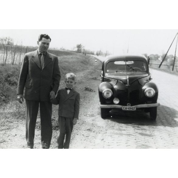 Ford Taunus G93A személygépkocsi magyar rendszámmal, elegáns férfi a fiával, autó, jármű, közlekedés, szocializmus, 1960-as évek, Eredeti fotó, papírkép.  