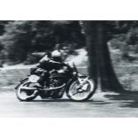 Motorversenyen, Szalkay Béla egy 350-es Velocetten motorkerékpáron, jármű, közlekedés, sport, 1950-es évek, kommunizmus,  Eredeti fotó, papírkép.   méret megközelítőleg (centiméterben): 6.5 x 9.5 Használt! Eredeti nagyítás! Nem reprint, nem másolat. 