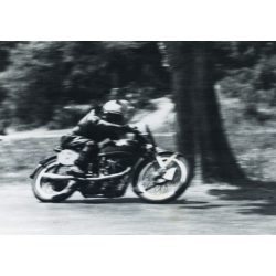   Motorversenyen, Szalkay Béla egy 350-es Velocetten motorkerékpáron, jármű, közlekedés, sport, 1950-es évek, kommunizmus,  Eredeti fotó, papírkép.   méret megközelítőleg (centiméterben): 6.5 x 9.5 Használt! Eredeti nagyítás! Nem reprint, nem másolat. 