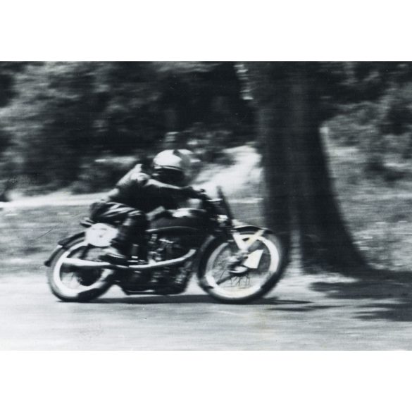 Motorversenyen, Szalkay Béla egy 350-es Velocetten motorkerékpáron, jármű, közlekedés, sport, 1950-es évek, kommunizmus,  Eredeti fotó, papírkép.   méret megközelítőleg (centiméterben): 6.5 x 9.5 Használt! Eredeti nagyítás! Nem reprint, nem másolat. 