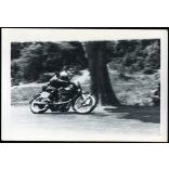 Motorversenyen, Szalkay Béla egy 350-es Velocetten motorkerékpáron, jármű, közlekedés, sport, 1950-es évek, kommunizmus,  Eredeti fotó, papírkép.   méret megközelítőleg (centiméterben): 6.5 x 9.5 Használt! Eredeti nagyítás! Nem reprint, nem másolat. 