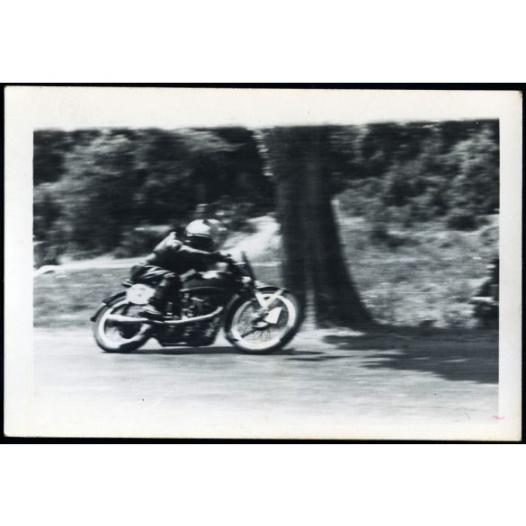 Motorversenyen, Szalkay Béla egy 350-es Velocetten motorkerékpáron, jármű, közlekedés, sport, 1950-es évek, kommunizmus,  Eredeti fotó, papírkép.   méret megközelítőleg (centiméterben): 6.5 x 9.5 Használt! Eredeti nagyítás! Nem reprint, nem másolat. 