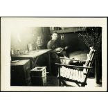 Dr. Tóth András orvos zászlós egy vagonlakásban, Sopolje (?), katona, egyenruha, 2. világháború, Horthy-korszak, 1944, 1940-es évek, Eredeti fotó, hátulján feliratozott papírkép. 