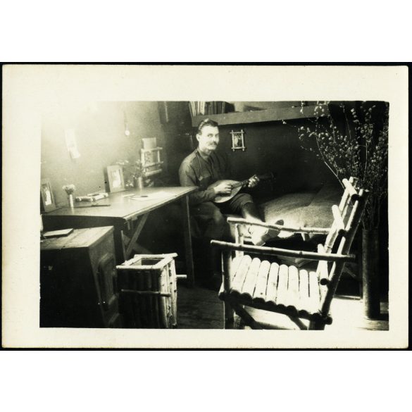 Dr. Tóth András orvos zászlós egy vagonlakásban, Sopolje (?), katona, egyenruha, 2. világháború, Horthy-korszak, 1944, 1940-es évek, Eredeti fotó, hátulján feliratozott papírkép. 