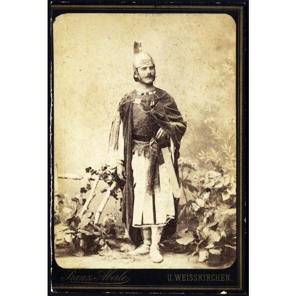 Franz Aberle műterme, Weisskirchen, Fehértemplom, (Vajdaság), Dalnoki Béni operaénekes (?), színész, művész, különös, helytörténet, monarchia, 1880-as évek, Eredeti kabinetfotó, ritka műterem, oldala vágott.  