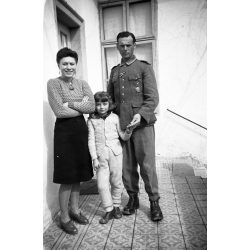   Fotó negatív! Német Wehrmacht katona egyenruhában családjával, 2. világháború, egyenruha, kitüntetés, náci, érdemrend, Horthy-korszak, 1940-es évek,  Eredeti nagyobb méretű fotó negatív!   