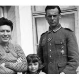 Fotó negatív! Német Wehrmacht katona egyenruhában családjával, 2. világháború, egyenruha, kitüntetés, náci, érdemrend, Horthy-korszak, 1940-es évek,  Eredeti nagyobb méretű fotó negatív!   
