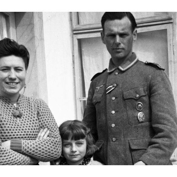 Fotó negatív! Német Wehrmacht katona egyenruhában családjával, 2. világháború, egyenruha, kitüntetés, náci, érdemrend, Horthy-korszak, 1940-es évek,  Eredeti nagyobb méretű fotó negatív!   