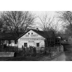   Nagy méretű (13x18cm) üvegnegatív, Kohn Herman vendéglője, szatócs és mészáros üzlete és családja, Gombos, Vajdaság, étterem, vendéglő, Dreher sör reklám, vendéglátás, felirat, monarchia, 1900-as évek,  Eredeti, ritka nagyméretű üveg fotó negatív!   