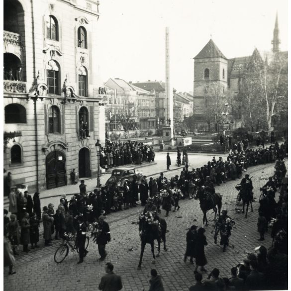 Magyar honvédek bevonulása, Kassa, Felvidék, virágok, kerékpár, lovas katonák, fegyveres katona, zászló, puska, egyenruha, 2. világháború, Horthy-korszak, helytörténet, 1938, 1930-as évek, Eredeti fotó,  papírkép.