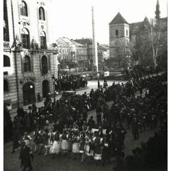   Magyar honvédek bevonulása, Kassa, Felvidék, ünnepi díszmenet, nők magyaros ünneplő ruhában, 2. világháború, Horthy-korszak, helytörténet, 1938, 1930-as évek, Eredeti fotó,  papírkép. 
