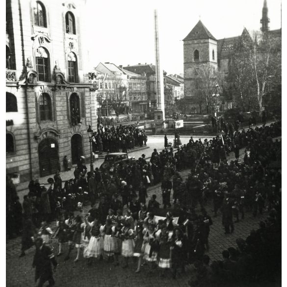 Magyar honvédek bevonulása, Kassa, Felvidék, ünnepi díszmenet, nők magyaros ünneplő ruhában, 2. világháború, Horthy-korszak, helytörténet, 1938, 1930-as évek, Eredeti fotó,  papírkép. 