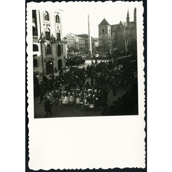 Magyar honvédek bevonulása, Kassa, Felvidék, ünnepi díszmenet, nők magyaros ünneplő ruhában, 2. világháború, Horthy-korszak, helytörténet, 1938, 1930-as évek, Eredeti fotó,  papírkép. 