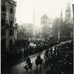   Magyar honvédek bevonulása,  Kassa, Felvidék, lovas katona, egyenruha, horogkeresztes náci zászlók, helytörténet, Horthy-korszak, 2. világháború, 1938, 1930-as évek. Eredeti fotó,  papírkép.  
