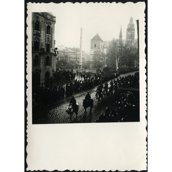 Magyar honvédek bevonulása,  Kassa, Felvidék, lovas katona, egyenruha, horogkeresztes náci zászlók, helytörténet, Horthy-korszak, 2. világháború, 1938, 1930-as évek. Eredeti fotó,  papírkép.  