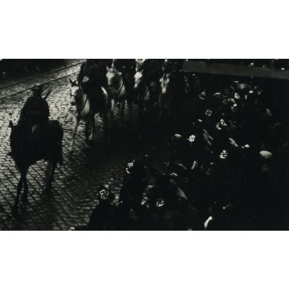 Magyar honvédek bevonulása,  Kassa, Felvidék, lovas katona, egyenruha, horogkeresztes náci zászlók, helytörténet, Horthy-korszak, 2. világháború, 1938, 1930-as évek. Eredeti fotó,  papírkép.  