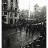 Magyar honvédek bevonulása,  Kassa, Felvidék, ünneplő polgárok menete, horogkeresztes náci zászlók, helytörténet, Horthy-korszak, 2. világháború, 1938, 1930-as évek. Eredeti fotó,  papírkép.  