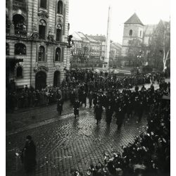   Magyar honvédek bevonulása,  Kassa, Felvidék, ünneplő polgárok menete, horogkeresztes náci zászlók, helytörténet, Horthy-korszak, 2. világháború, 1938, 1930-as évek. Eredeti fotó,  papírkép.  