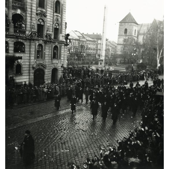 Magyar honvédek bevonulása,  Kassa, Felvidék, ünneplő polgárok menete, horogkeresztes náci zászlók, helytörténet, Horthy-korszak, 2. világháború, 1938, 1930-as évek. Eredeti fotó,  papírkép.  