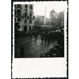 Magyar honvédek bevonulása,  Kassa, Felvidék, ünneplő polgárok menete, horogkeresztes náci zászlók, helytörténet, Horthy-korszak, 2. világháború, 1938, 1930-as évek. Eredeti fotó,  papírkép.  