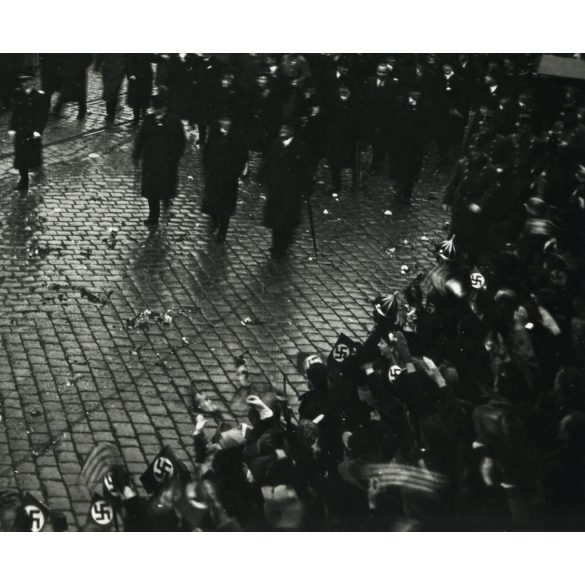 Magyar honvédek bevonulása,  Kassa, Felvidék, ünneplő polgárok menete, horogkeresztes náci zászlók, helytörténet, Horthy-korszak, 2. világháború, 1938, 1930-as évek. Eredeti fotó,  papírkép.  