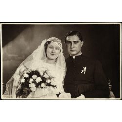   Locker műterem, Munkács (Munkacevo), Kárpátalja, menyasszony közös fotója a plébánossal, esküvő, ünnep, egyház, vallás, helytörténet, 1930-as évek, Horthy-korszak, Eredeti fotó, papírkép. 