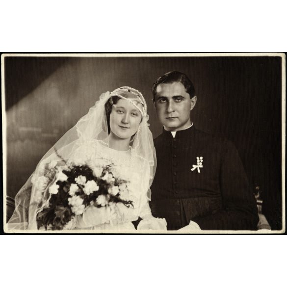 Locker műterem, Munkács (Munkacevo), Kárpátalja, menyasszony közös fotója a plébánossal, esküvő, ünnep, egyház, vallás, helytörténet, 1930-as évek, Horthy-korszak, Eredeti fotó, papírkép. 
