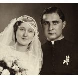 Locker műterem, Munkács (Munkacevo), Kárpátalja, menyasszony közös fotója a plébánossal, esküvő, ünnep, egyház, vallás, helytörténet, 1930-as évek, Horthy-korszak, Eredeti fotó, papírkép. 