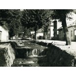 „Borkút ucca”, Rahó, Kárpátalja, falukép patakkal, helytörténet, 1940-es évek, Horthy-korszak, Eredeti képeslap fotó, papírkép, Feig Bernát kiadása.  