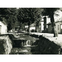  „Borkút ucca”, Rahó, Kárpátalja, falukép patakkal, helytörténet, 1940-es évek, Horthy-korszak, Eredeti képeslap fotó, papírkép, Feig Bernát kiadása.  