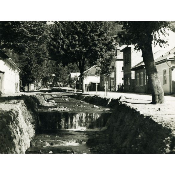 „Borkút ucca”, Rahó, Kárpátalja, falukép patakkal, helytörténet, 1940-es évek, Horthy-korszak, Eredeti képeslap fotó, papírkép, Feig Bernát kiadása.  