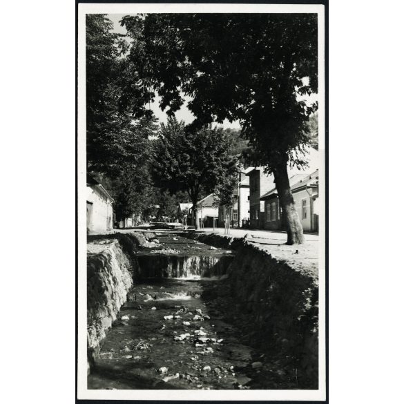 „Borkút ucca”, Rahó, Kárpátalja, falukép patakkal, helytörténet, 1940-es évek, Horthy-korszak, Eredeti képeslap fotó, papírkép, Feig Bernát kiadása.  