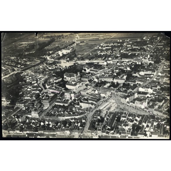 Nagyobb méret, Szombathely részletgazdag látképe, légifotó, Magyar Királyi Légügyi Hivatal, helytörténet, 1936, 1930-as évek, Horthy-korszak, Eredeti fotó, pecséttel jelzett papírkép, szélei hiányosak. 