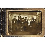 Ismeretlen fotográfus alkalmi vásári műterme, Vác, elegáns családok különös kalapban, „Húsvéti vásáron”, helytörténet, monarchia, 1907, 1900-as évek, Eredeti feliratozott kabinetfotó kopásokkal, törésekkel, gyönyörű szecessziós hátoldallal.