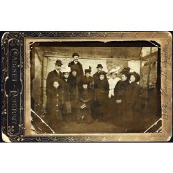   Ismeretlen fotográfus alkalmi vásári műterme, Vác, elegáns családok különös kalapban, „Húsvéti vásáron”, helytörténet, monarchia, 1907, 1900-as évek, Eredeti feliratozott kabinetfotó kopásokkal, törésekkel, gyönyörű szecessziós hátoldallal.