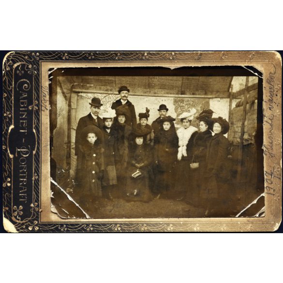 Ismeretlen fotográfus alkalmi vásári műterme, Vác, elegáns családok különös kalapban, „Húsvéti vásáron”, helytörténet, monarchia, 1907, 1900-as évek, Eredeti feliratozott kabinetfotó kopásokkal, törésekkel, gyönyörű szecessziós hátoldallal.