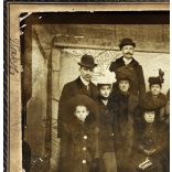 Ismeretlen fotográfus alkalmi vásári műterme, Vác, elegáns családok különös kalapban, „Húsvéti vásáron”, helytörténet, monarchia, 1907, 1900-as évek, Eredeti feliratozott kabinetfotó kopásokkal, törésekkel, gyönyörű szecessziós hátoldallal.