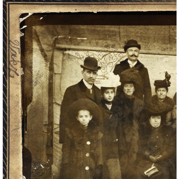 Ismeretlen fotográfus alkalmi vásári műterme, Vác, elegáns családok különös kalapban, „Húsvéti vásáron”, helytörténet, monarchia, 1907, 1900-as évek, Eredeti feliratozott kabinetfotó kopásokkal, törésekkel, gyönyörű szecessziós hátoldallal.