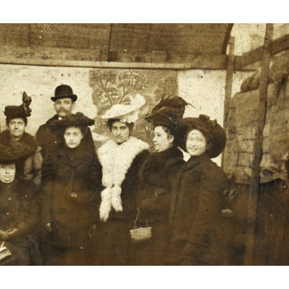 Ismeretlen fotográfus alkalmi vásári műterme, Vác, elegáns családok különös kalapban, „Húsvéti vásáron”, helytörténet, monarchia, 1907, 1900-as évek, Eredeti feliratozott kabinetfotó kopásokkal, törésekkel, gyönyörű szecessziós hátoldallal.