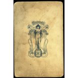 Ismeretlen fotográfus alkalmi vásári műterme, Vác, elegáns családok különös kalapban, „Húsvéti vásáron”, helytörténet, monarchia, 1907, 1900-as évek, Eredeti feliratozott kabinetfotó kopásokkal, törésekkel, gyönyörű szecessziós hátoldallal.