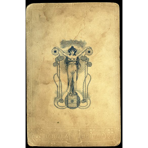 Ismeretlen fotográfus alkalmi vásári műterme, Vác, elegáns családok különös kalapban, „Húsvéti vásáron”, helytörténet, monarchia, 1907, 1900-as évek, Eredeti feliratozott kabinetfotó kopásokkal, törésekkel, gyönyörű szecessziós hátoldallal.
