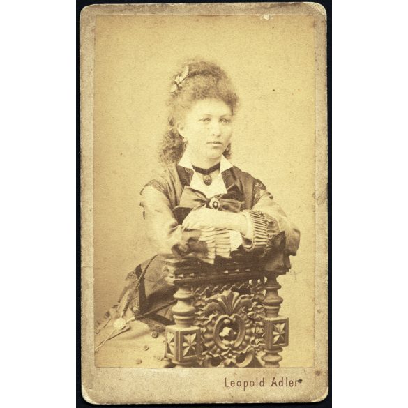 Leopold Adler műterme, Krondtadt, Brassó, Erdély, elegáns fiatal nő portréja, monarchia, 1870-es évek, Eredeti CDV, vizitkártya fotó.  
