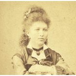 Leopold Adler műterme, Krondtadt, Brassó, Erdély, elegáns fiatal nő portréja, monarchia, 1870-es évek, Eredeti CDV, vizitkártya fotó.  