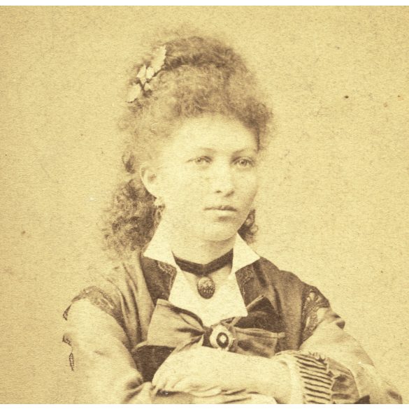 Leopold Adler műterme, Krondtadt, Brassó, Erdély, elegáns fiatal nő portréja, monarchia, 1870-es évek, Eredeti CDV, vizitkártya fotó.  