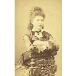 Leopold Adler műterme, Krondtadt, Brassó, Erdély, elegáns fiatal nő portréja, monarchia, 1870-es évek, Eredeti CDV, vizitkártya fotó.  