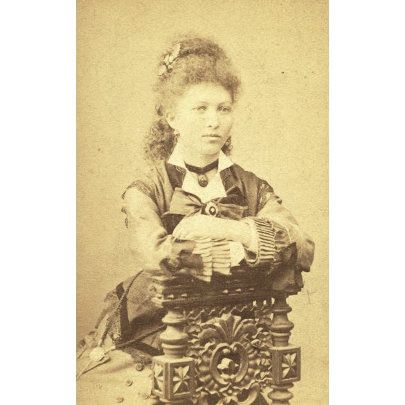 Leopold Adler műterme, Krondtadt, Brassó, Erdély, elegáns fiatal nő portréja, monarchia, 1870-es évek, Eredeti CDV, vizitkártya fotó.  